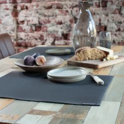 DDDDD Placemat Kit - 35x45cm - Antraciet - 2 Stuks 6 DDDDD Placemat Kit - 35x45cm - Antraciet - 2 Stuks -Het originele servies. 1000027914 0101