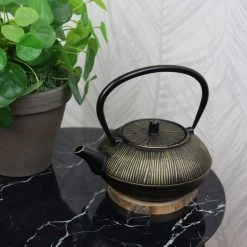 Orange85 Gietijzeren Theepot Aziatisch 0.8l Bol Zwart Met Goud 7 Orange85 Gietijzeren Theepot Aziatisch 0.8l Bol Zwart Met Goud -Het originele servies. 1000033125 0101