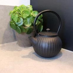 Orange85 Gietijzeren Theepot Aziatisch 1.2L Bol Streeppatroon Zwart Gietijzer 9 Orange85 Gietijzeren Theepot Aziatisch 1.2L Bol Streeppatroon Zwart Gietijzer -Het originele servies. 1000033127 0111