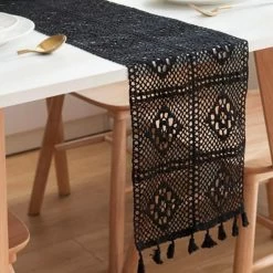 QUVIO Tafelloper Gehaakt Met Fransjes - 300 X 24 Cm - Katoen - Zwart 9 QUVIO Tafelloper Gehaakt Met Fransjes - 300 X 24 Cm - Katoen - Zwart -Het originele servies. 1000071606 0103
